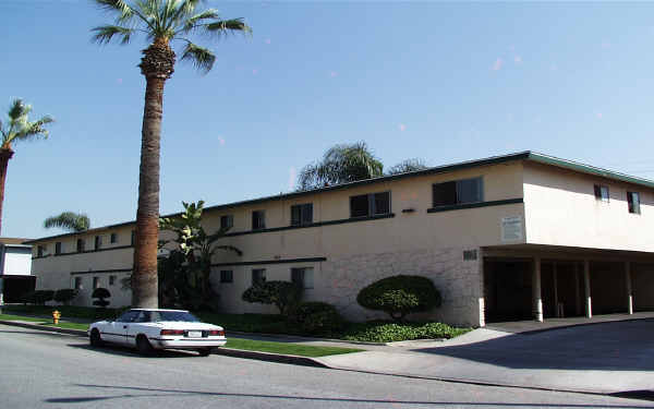 Courtyard Apartments in La Habra, CA - Foto de edificio