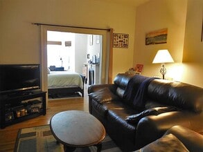 196 Central St, Unit 1C in Somerville, MA - Foto de edificio - Building Photo