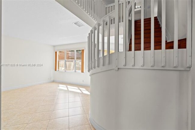 617 Stanton Ln in Weston, FL - Foto de edificio - Building Photo