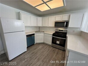 9470 Peace Way in Las Vegas, NV - Building Photo - Building Photo