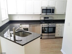 1310 Grandview Ct in Hanover, NJ - Building Photo - Building Photo