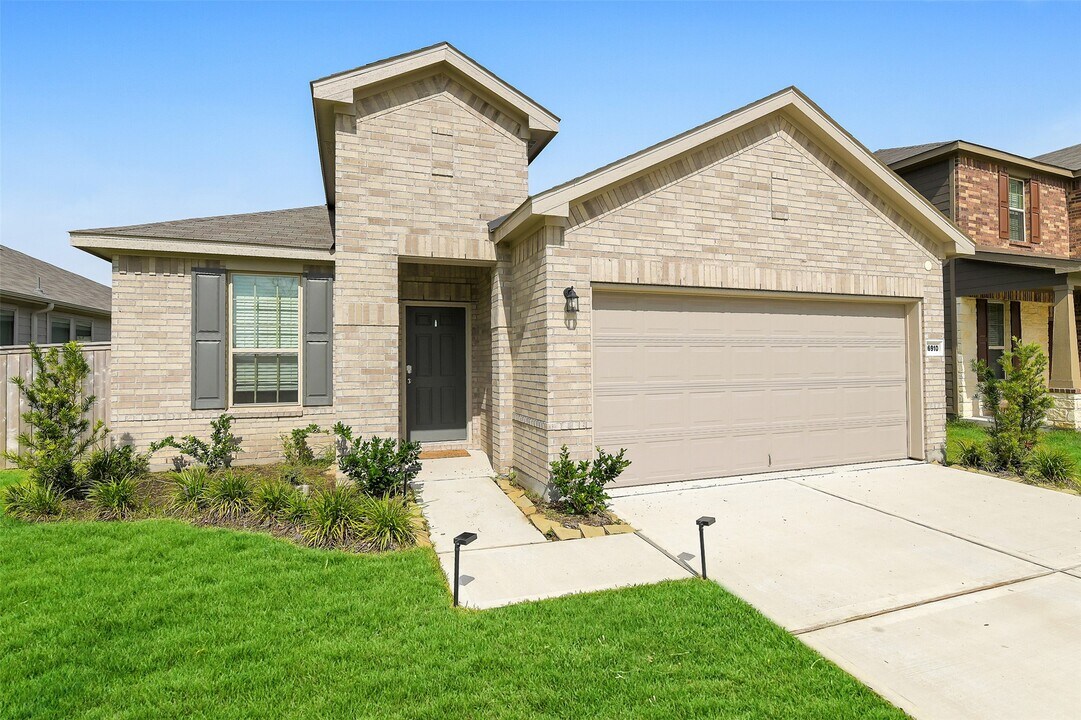 16910 Elm Grove Road in Conroe, TX - Building Photo