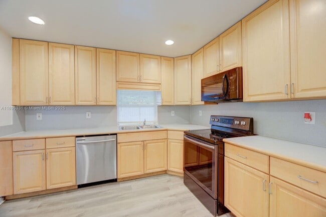 7720 NW 15th St in Pembroke Pines, FL - Building Photo - Building Photo