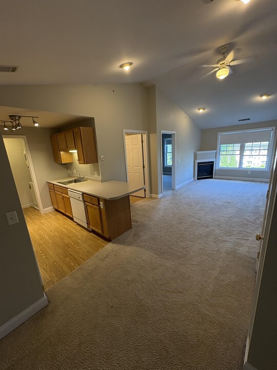 2 Crestview Cir in Londonderry, NH - Building Photo