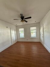 117 Earle St, Unit 2nd Right in Woonsocket, RI - Foto de edificio - Building Photo
