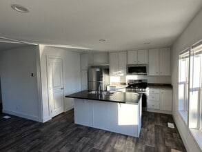 3609 Warren Ct in Bellevue, NE - Foto de edificio - Building Photo