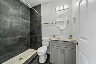 2115 Broadway Avenue J in Galveston, TX - Foto de edificio - Building Photo