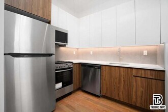 92 Manhattan Ave in Brooklyn, NY - Building Photo - Building Photo