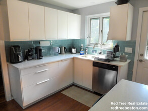 70 Gardner Rd, Unit 1 in Brookline, MA - Foto de edificio - Building Photo