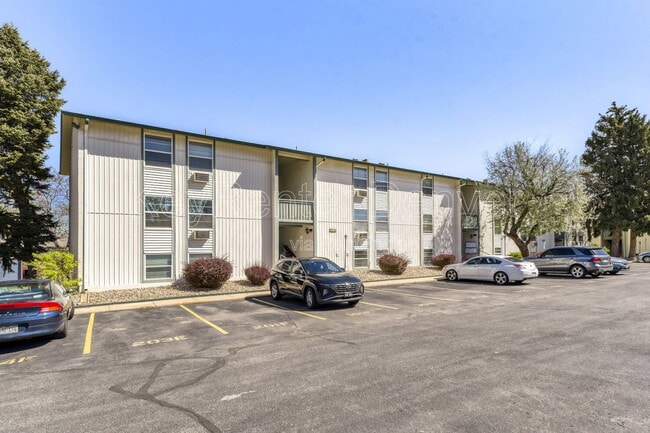 2120 S Vaughn Way in Aurora, CO - Building Photo - Building Photo