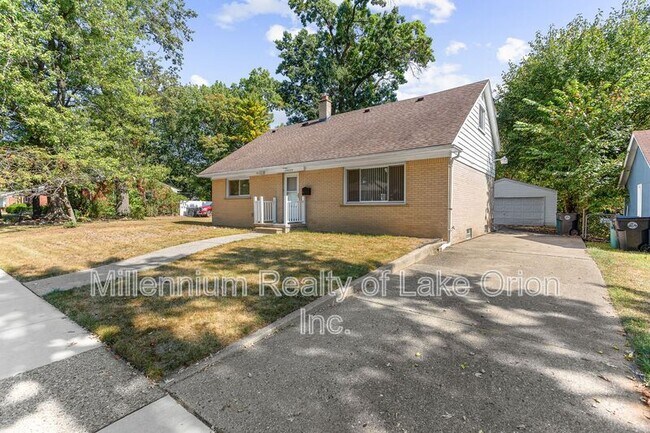 24034 Meadowlark St in Oak Park, MI - Building Photo - Building Photo