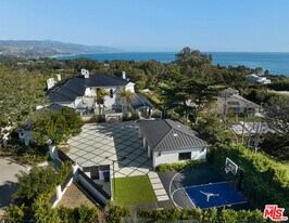 7052 Dume Dr in Malibu, CA - Building Photo