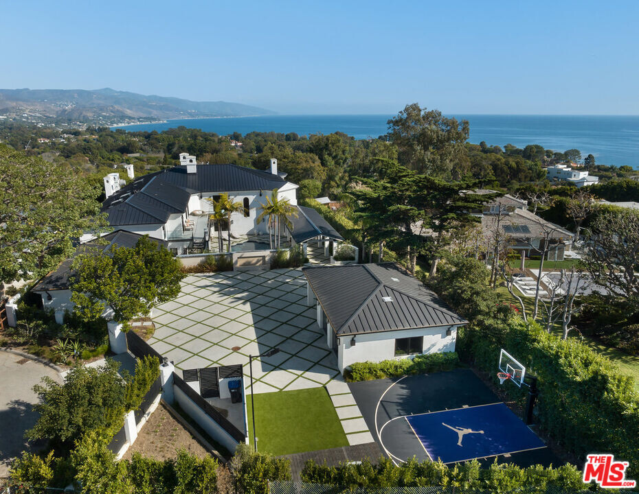7052 Dume Dr in Malibu, CA - Building Photo