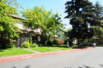 Kingswood Townhomes in Bothell, WA - Building Photo - Building Photo