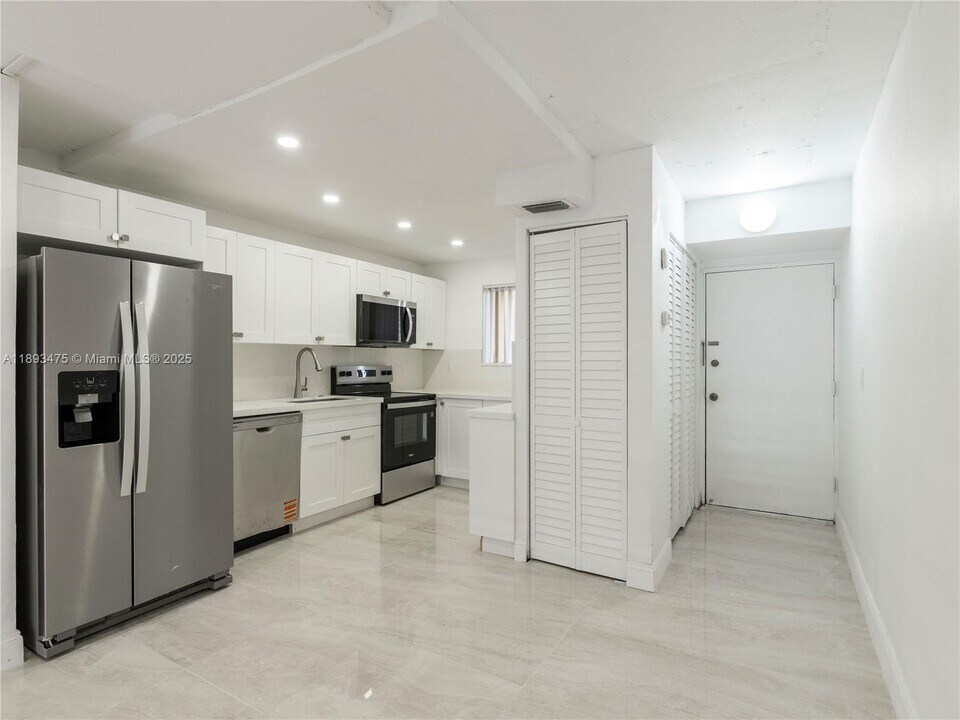 3195 Foxcroft Rd in Hollywood, FL - Foto de edificio