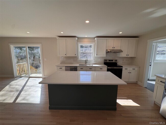 91 17th St in Wading River, NY - Building Photo - Building Photo