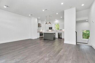 4722 Independence Hts Ln in Houston, TX - Building Photo - Building Photo
