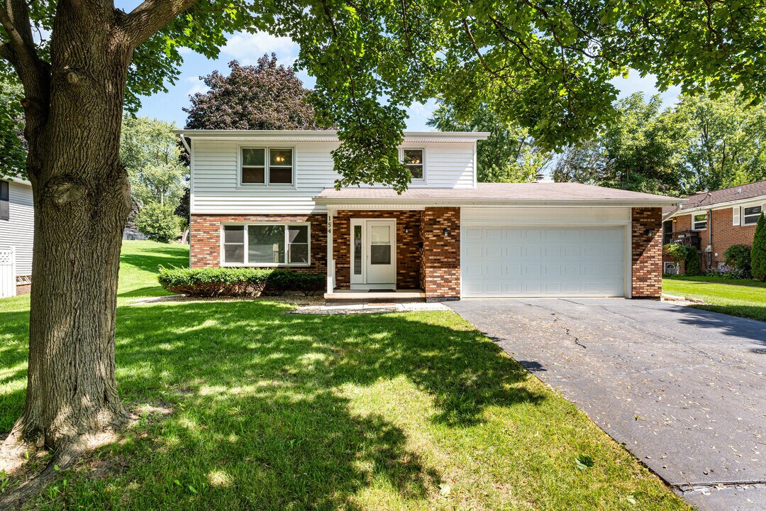 154 Howard Ave in East Dundee, IL - Building Photo