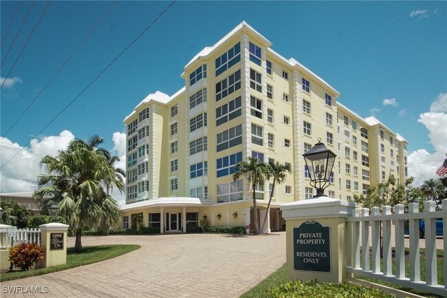 property at 1900 Gulf Shore Blvd N