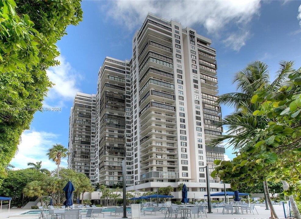 2333 Brickell Ave in Miami, FL - Building Photo