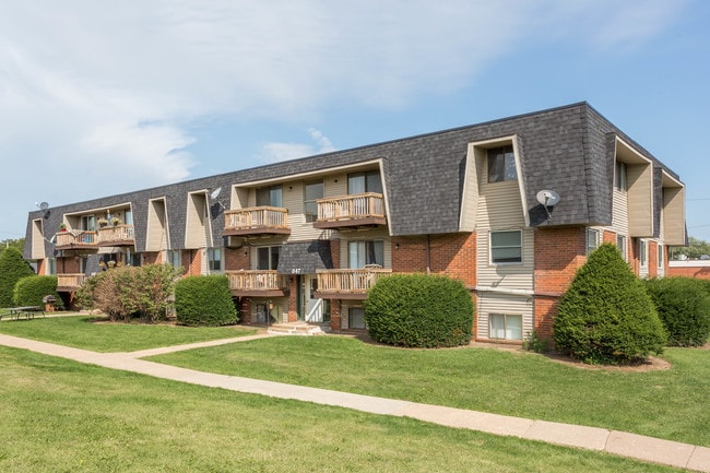 Pine View in Clinton, IA - Foto de edificio - Building Photo