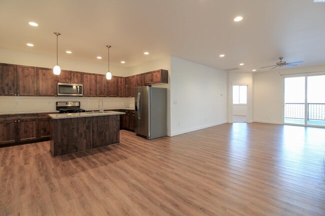 495 Bedrock Loop in West Richland, WA - Building Photo - Building Photo