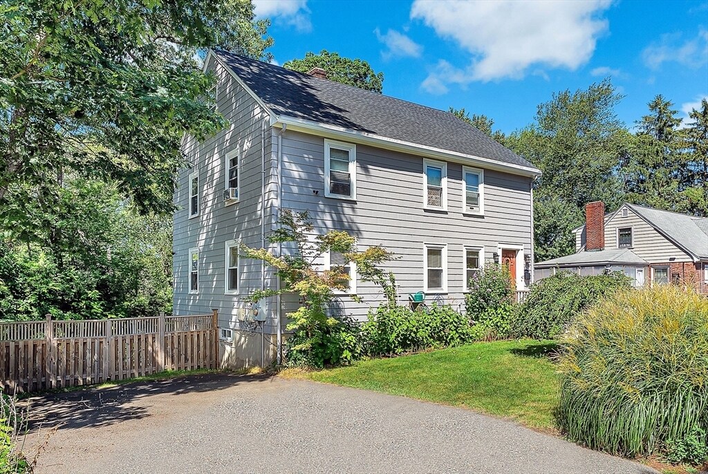 10 Glen Gary Rd in Needham, MA - Building Photo
