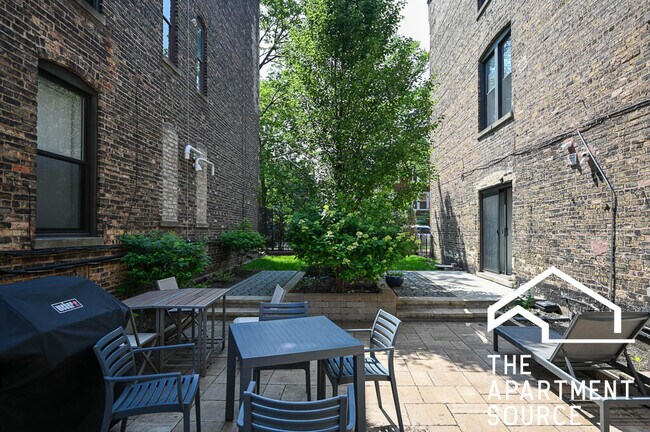 2013 N Hoyne Ave, Unit 1F in Chicago, IL - Building Photo - Building Photo