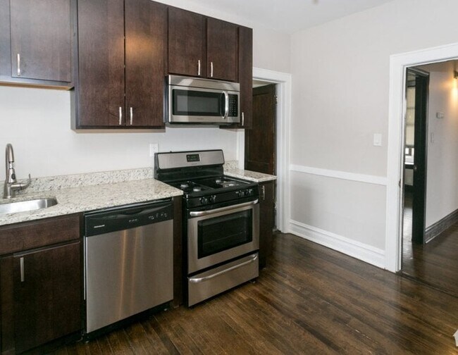 3825 N Drake Ave, Unit 2 in Chicago, IL - Foto de edificio - Building Photo