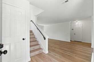 560 Centre Ct in Alameda, CA - Building Photo - Building Photo