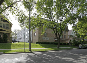 Hilltop Apartments in Milwaukee, WI - Building Photo - Building Photo