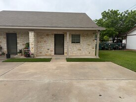 1007 Monroe St in McGregor, TX - Building Photo