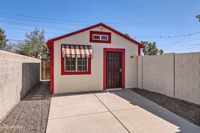 property at 1909 W Holly St
