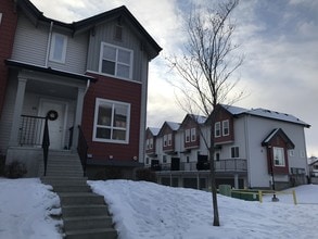 6075 Schonsee Way NW in Edmonton, AB - Building Photo - Building Photo