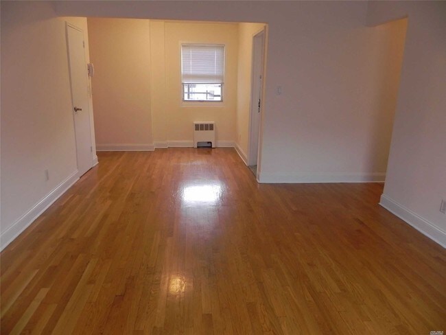11 Schenck Ave-Unit -3C in Great Neck Plaza, NY - Building Photo - Building Photo