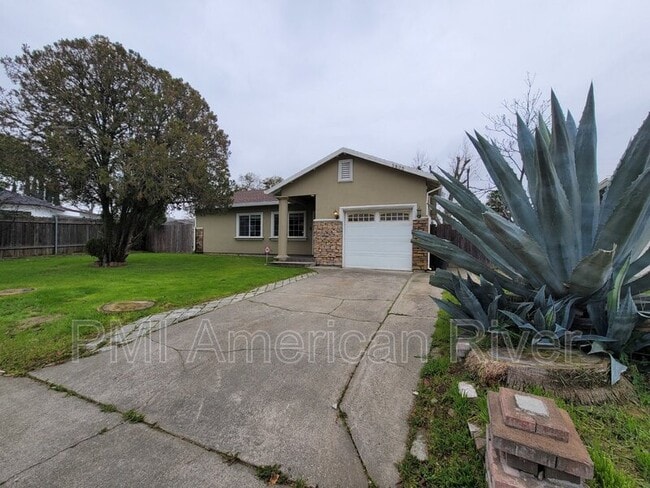 5805 Dotmar Way in North Highlands, CA - Building Photo - Building Photo