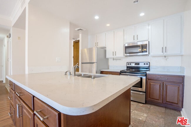 property at 447 La Fayette Park Pl