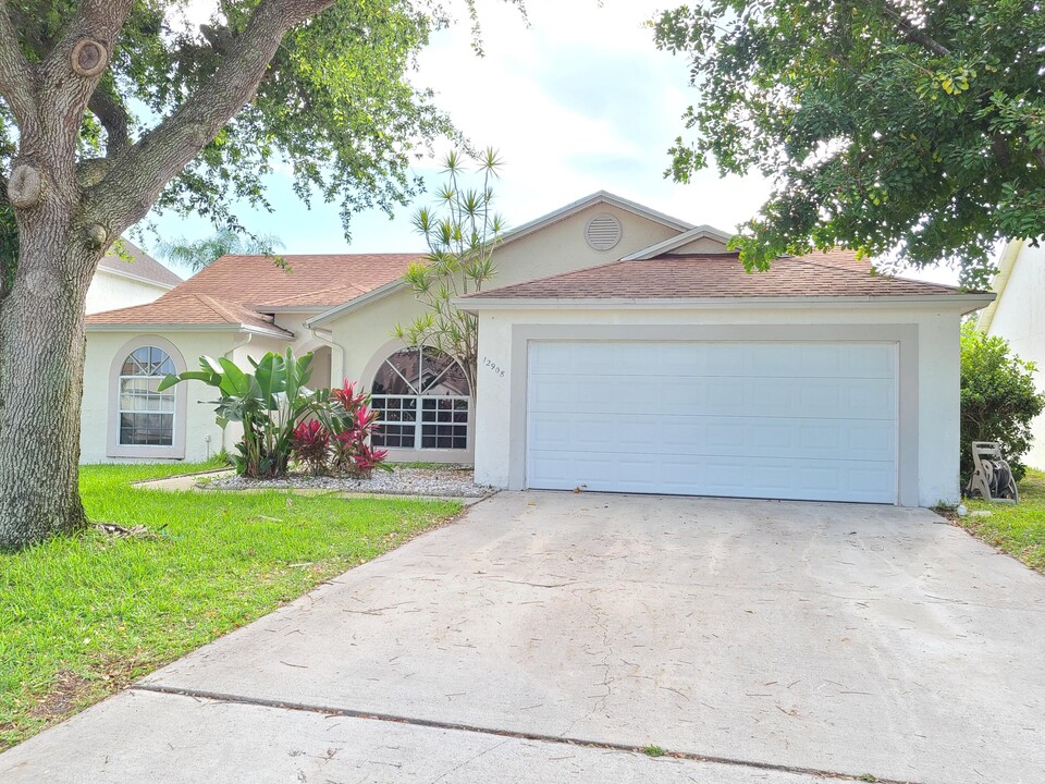 12908 Meadowbend Dr in Wellington, FL - Building Photo