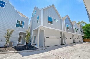 6127 W Montgomery Rd in Houston, TX - Building Photo