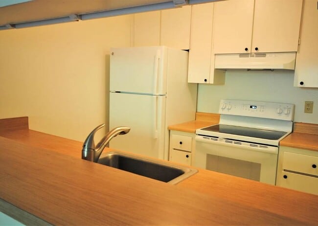 2140 Shelter Creek Ln in San Bruno, CA - Building Photo - Building Photo