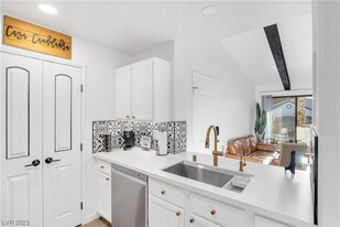 950 Seven Hills Dr in Henderson, NV - Building Photo