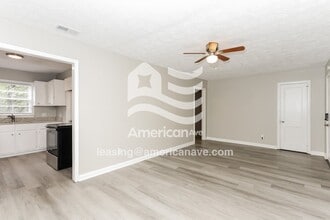 214 Evergreen St in Warner Robins, GA - Foto de edificio - Building Photo