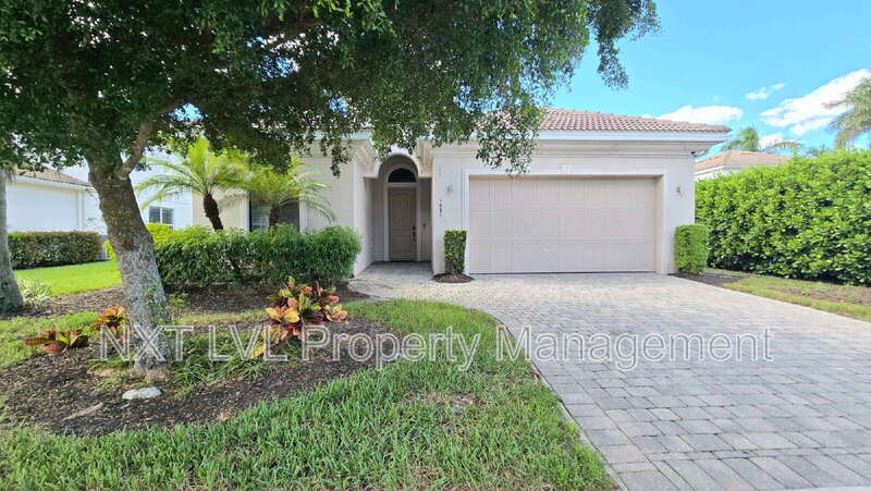 1685 Serrano Cir in Naples, FL - Building Photo