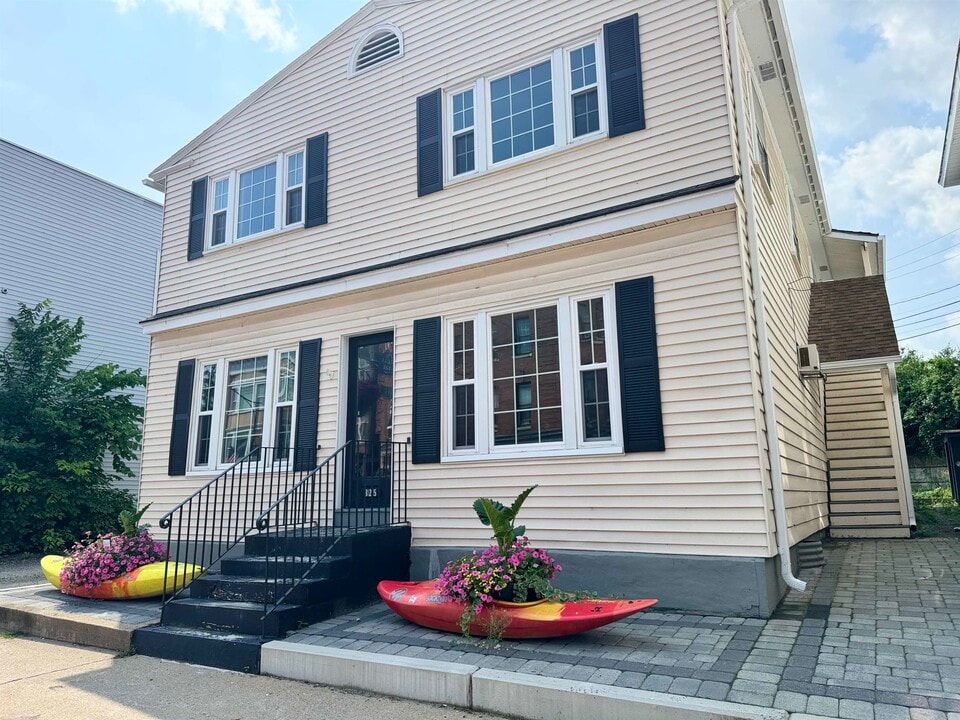 325 Central St in Franklin, NH - Building Photo