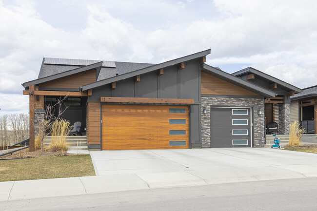 6B Riviera Way in Cochrane, AB - Building Photo - Building Photo