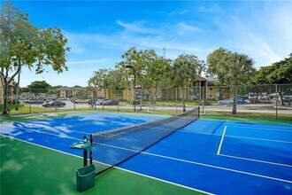 200 Palm Cir W in Pembroke Pines, FL - Building Photo - Building Photo