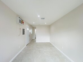 14210 Sylvan St in Los Angeles, CA - Foto de edificio - Building Photo