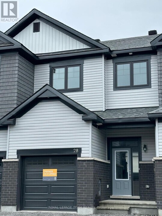 28 Atop Ln in Ottawa, ON - Building Photo