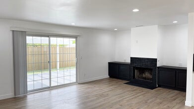 6221 Glide Ave in Woodland Hills, CA - Foto de edificio - Building Photo