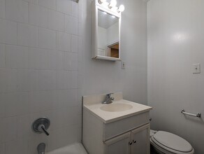 535 W Arlington Pl, Unit 536-114 in Chicago, IL - Building Photo - Building Photo